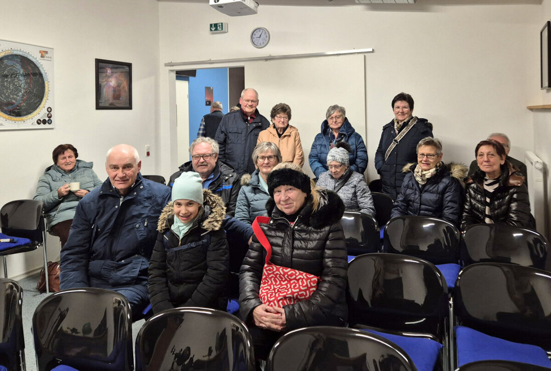 Maxhütte-Haidhof. Senioren aus Maxhütte-Haidhof besuchten die Sternwarte Dieterskirchen für faszinierende Einblicke in die Astronomie. Sie sahen Sternbilder und Planeten durch Teleskope und genossen eine Multimediashow.