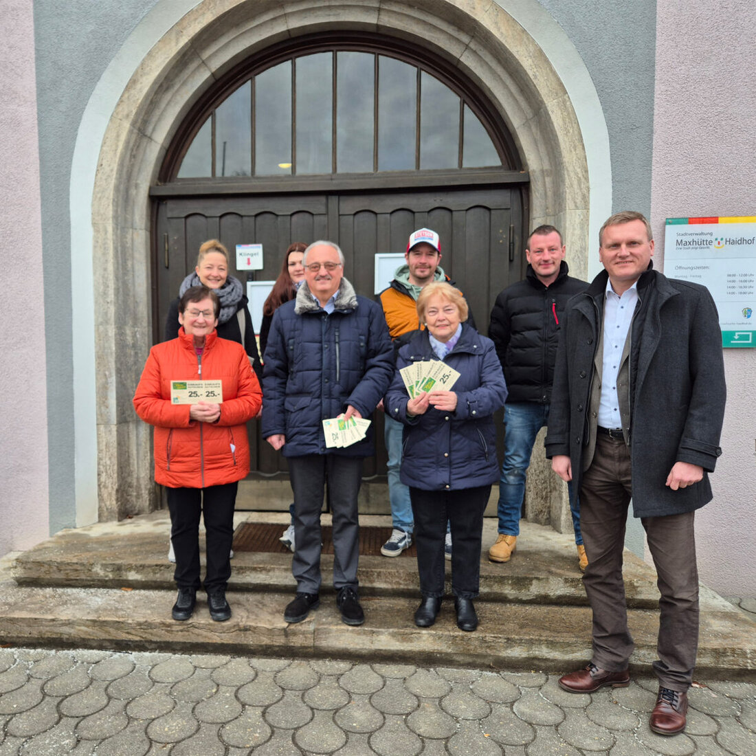 Maxhütte-Haidhof. Das Weihnachtsgewinnspiel "Maxhütter Sternstunden" war mit rekordverdächtigen Einsendungen ein voller Erfolg, die Gewinner erhielten Einkaufsgutscheine im Gesamtwert von 1.000 Euro.