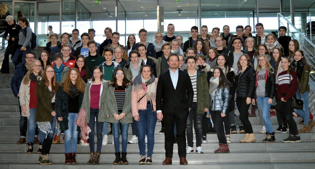 Berlin/Neustadt/WN. Die Schüler des Gymnasiums Neustadt hätten sich für einen Besuch im Bundestag keinen besseren Tag aussuchen können. MdB Uli Grötsch begrüßte die Jugendlichen mit einer besonderen Nachricht.  Für ihrem [&hellip;]