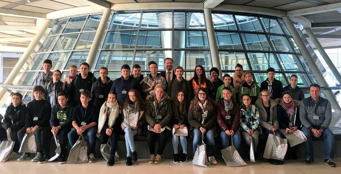Freudenberg. Knapp 30 Schülerinnen und Schüler der Mittelschule Freudenberg haben auf Einladung des wiedergewählten Weidener Bundestagsabgeordneten Uli Grötsch einen aufregenden Tag im Deutschen Bundestag verbracht. Die Lehrkräfte Uwe Bergmann, Petra Bothner [&hellip;]