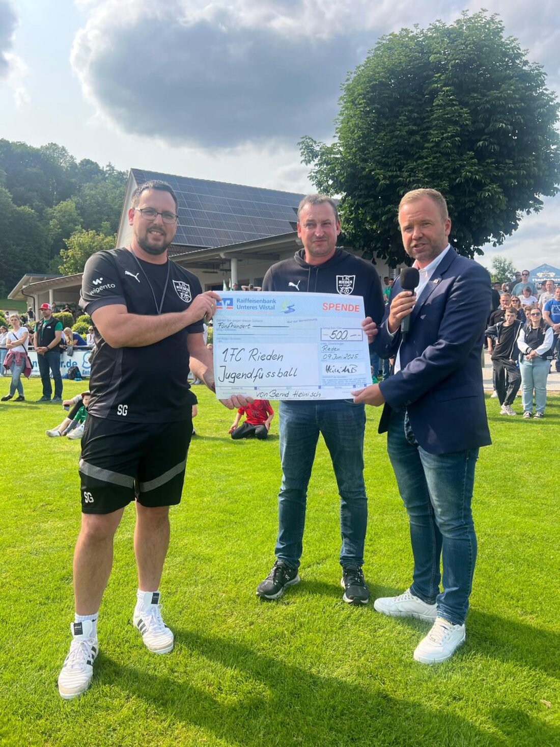 Rieden. Bei der Siegerehrung des Edeka Wiesmeth Next-Generation Cup am Riedener Sportgelände wurden nicht nur Urkunden und Pokale für alle teilnehmenden Kinder verteilt. 