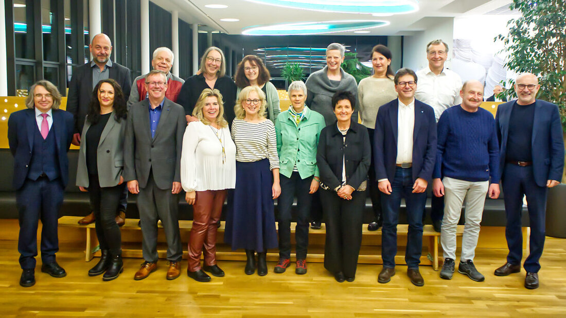 Regensburg. Die medbo ehrte 124 Mitarbeiter für langjährige Treue und Ruhestandseintritt, darunter 73 für 25 oder 40 Jahre Einsatz. Neue Kliniken in Parsberg und Weiden sind für 2026 geplant.