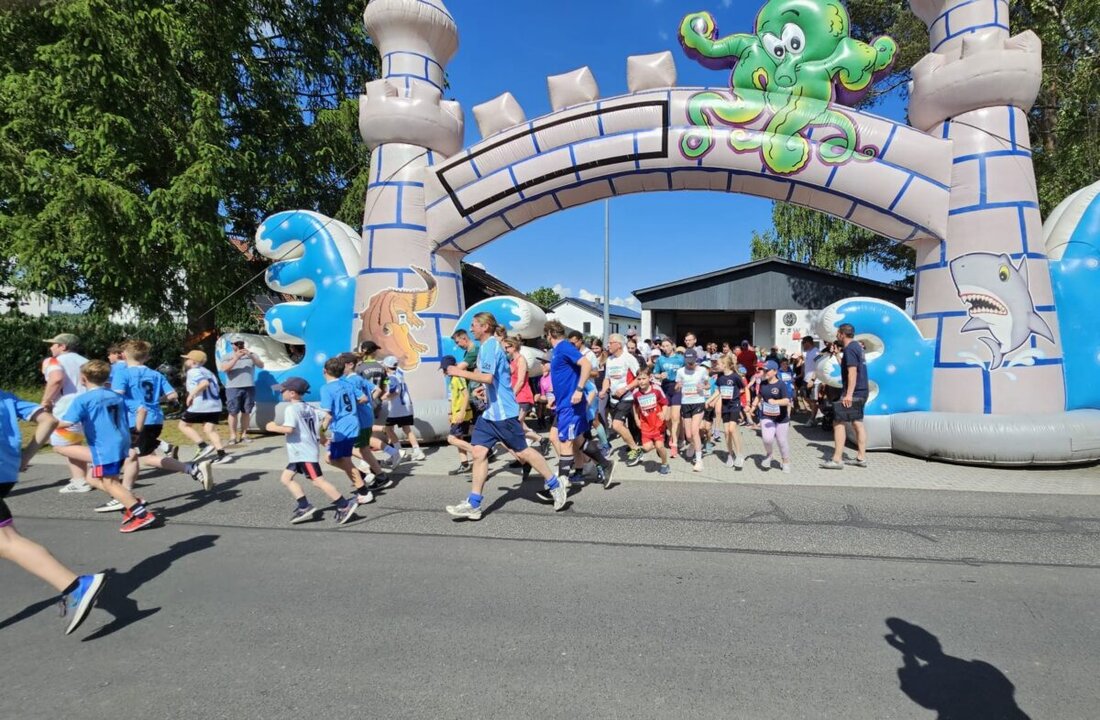 Meerbodenreuth. Ein Kinder-Spendenlauf für die Kinderkrebshilfe Oberpfalz Nord wurde von der Kinderfeuerwehr Meerbodenreuth erfolgreich durchgeführt, mit 140 teilnehmenden Kindern. Der Erlös der Veranstaltung, inklusive Kinderdisco und Verpflegungsspenden, wird Ende Juni der Kinderkrebshilfe überreicht.