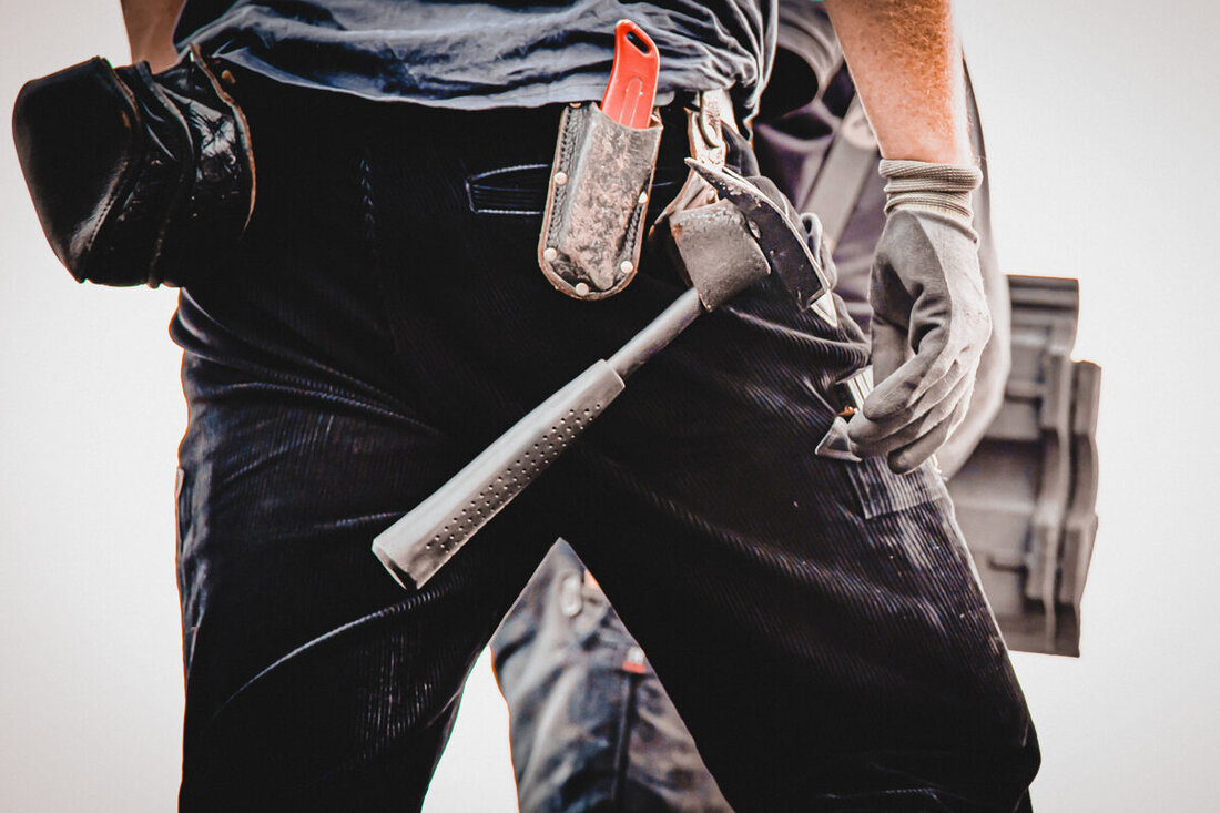 Kreis Tirschenreuth. Dachdecker bekommen ab diesem Monat durch einen Tariflohn-Anstieg von 3,8 Prozent mehr Geld, was eine Erhöhung um etwa 135 Euro monatlich bedeutet. Weitere Lohnerhöhungen sind für die nächsten zwei Jahre geplant, was insgesamt ein Lohn-Plus von rund 10 Prozent sichert.