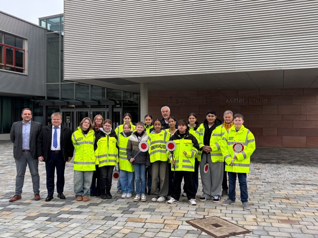 Burglengenfeld. Zwölf neue Schulweghelfer der Sophie-Scholl-Mittelschule sorgen künftig für sichere Übergänge. Nach einwöchigem Training mit Polizeihauptkommissar Otto Miedl bestanden sie; Einsätze folgen ab 13 Jahren.