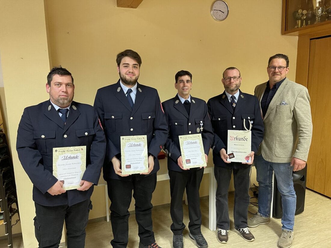 Pechbrunn. Die Feuerwehr hat befördert: Stefan Baier zum Löschmeister, Mario Schulze zum Oberlöschmeister sowie Michael Zeitler und Marius Schneider zu Oberfeuerwehrmännern. Bürgermeister Stephan Schübel dankte für den Einsatz.