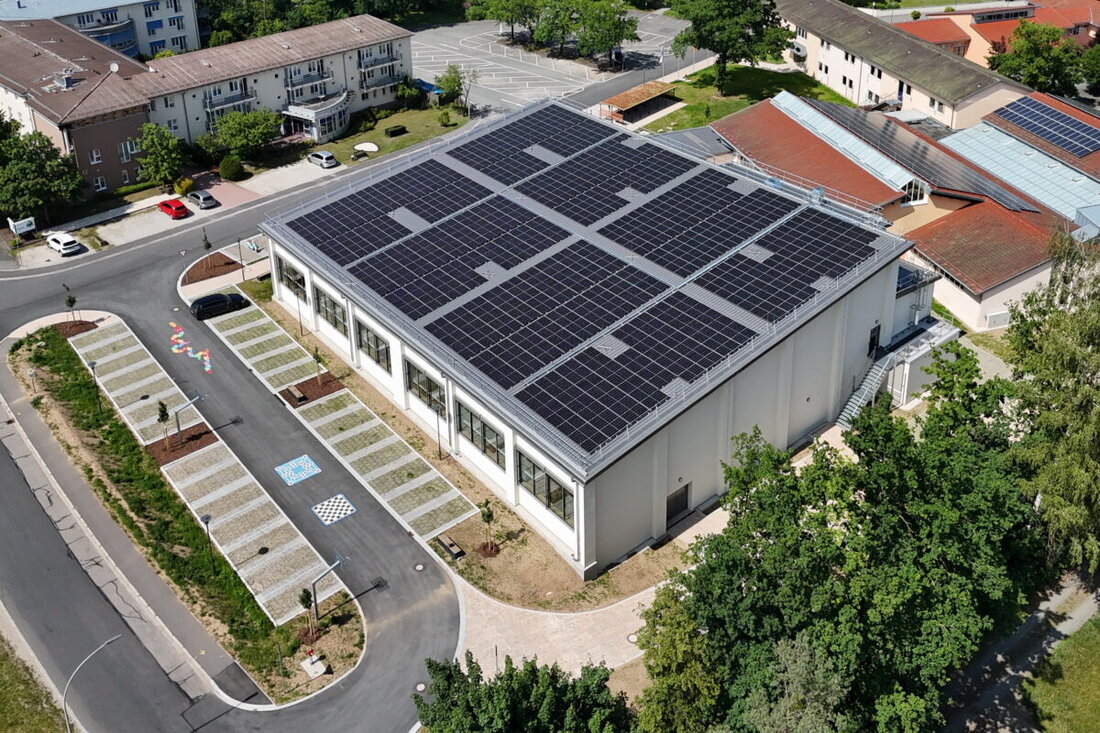 Wernberg/Amberg. Die Mehrfachsporthalle Wernberg-Köblitz wurde vor Kurzem eröffnet. Eine neue 247 kWp PV-Anlage von GRAMMER Solar ist bereits fertig auf dem Dach installiert.