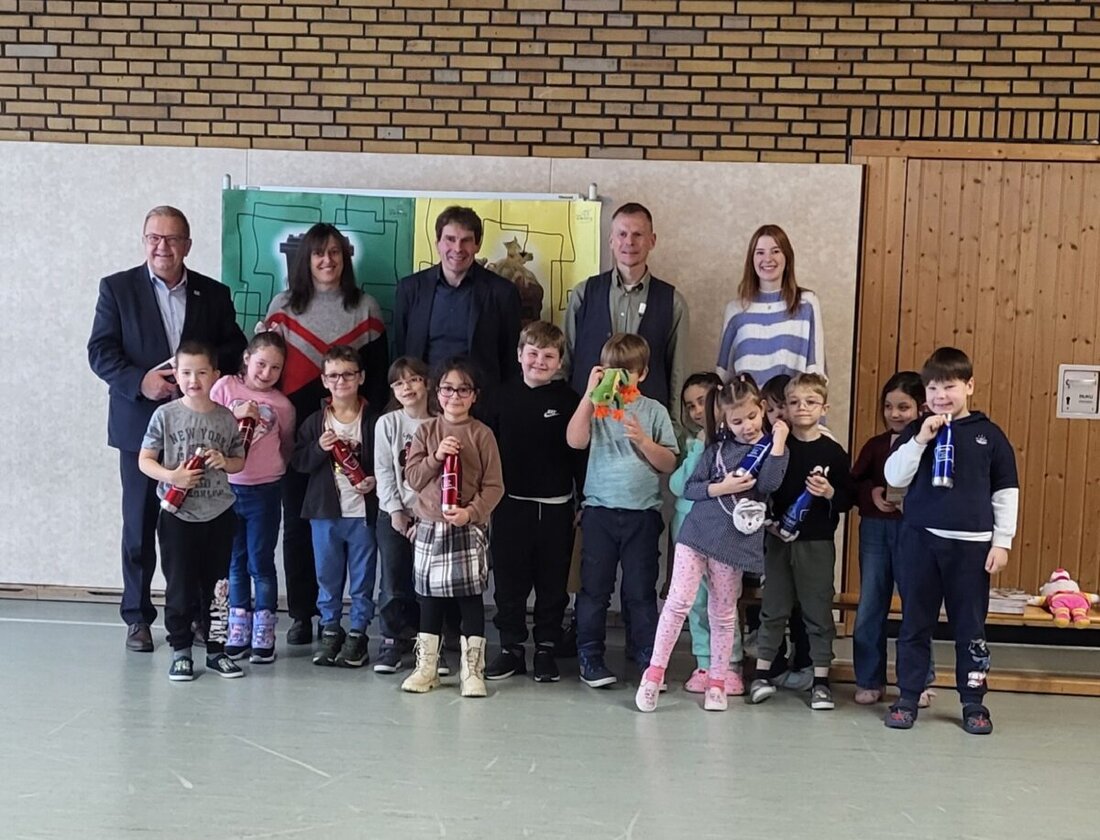 Amberg. Die Stadt verteilt zum Schulstart Edelstahl-Trinkflaschen an Erstklässler der Willmannschule und setzt auf Mehrweg und Abfallvermeidung. Ein Lernspiel zur Mülltrennung und Tipps der Abfallberatung begleiteten die Aktion.