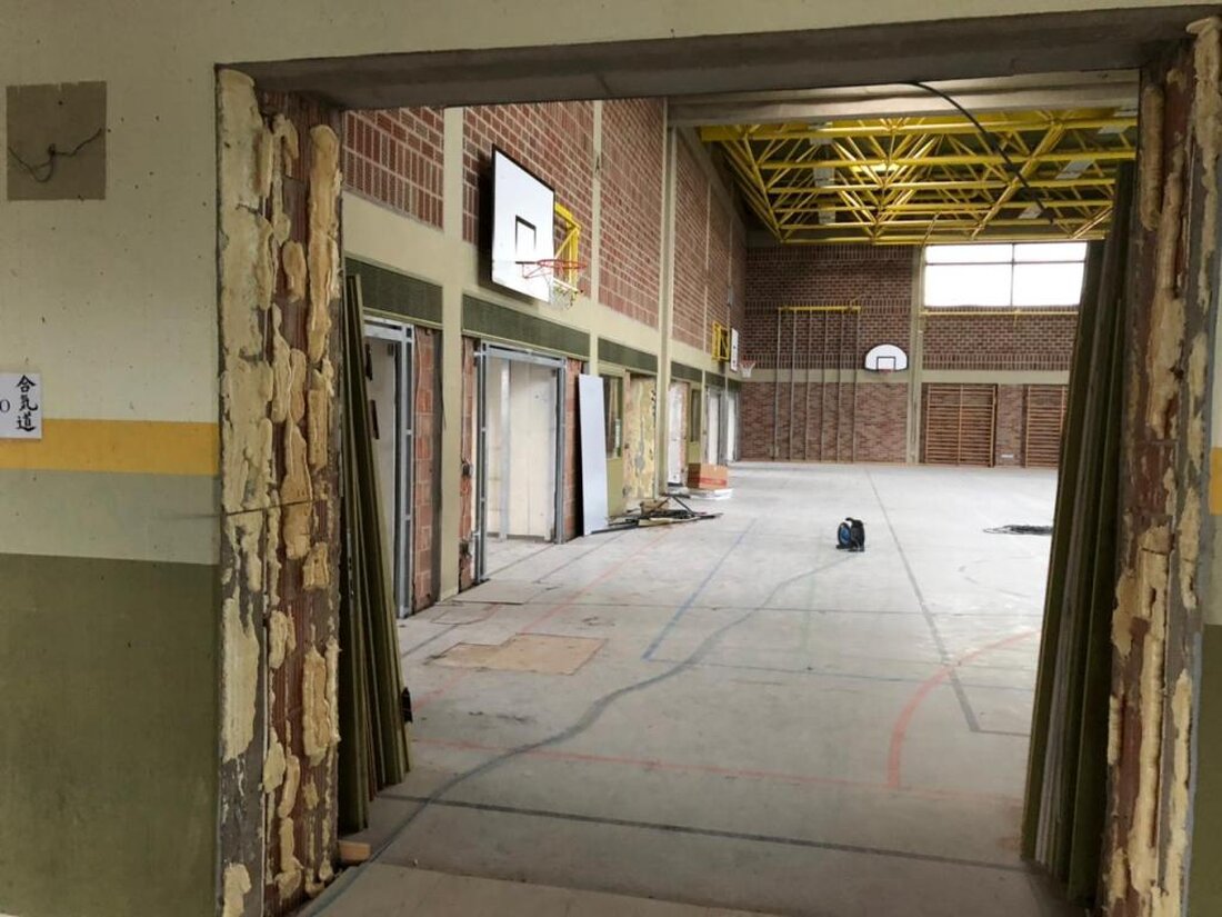 Windischeschenbach. Startschuss für die Sanierung der Mehrzweckhalle: Mitarbeiter der Firma Hierold aus Moosbach haben die erste vorgehängte Betonfassade bereits demontiert. Durch eine Förderung sind wohl auch die Kosten für die [&hellip;]