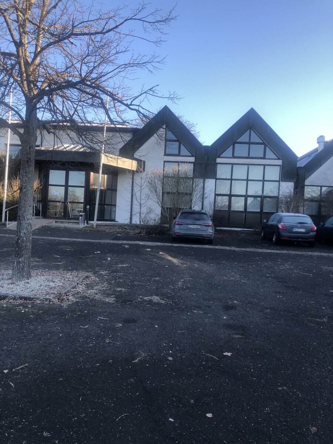 Mantel. Der Bauantrag für die Sanierung der Mehrzweckhalle wird genehmigt, mit barrierefreiem Zugang und modernisierten Räumlichkeiten.