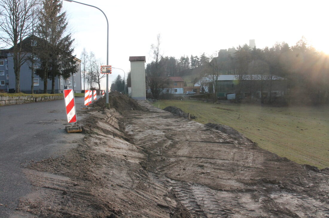 Flossenbürg. 2026 will der Bürgermeister laufende Projekte fortführen und neue starten, etwa Parkplätze an der Rumpelbachstraße. In Altenhammer entstehen acht Wohnungen, zudem gelten Wassergebühren von 3,36 Euro je Kubikmeter.