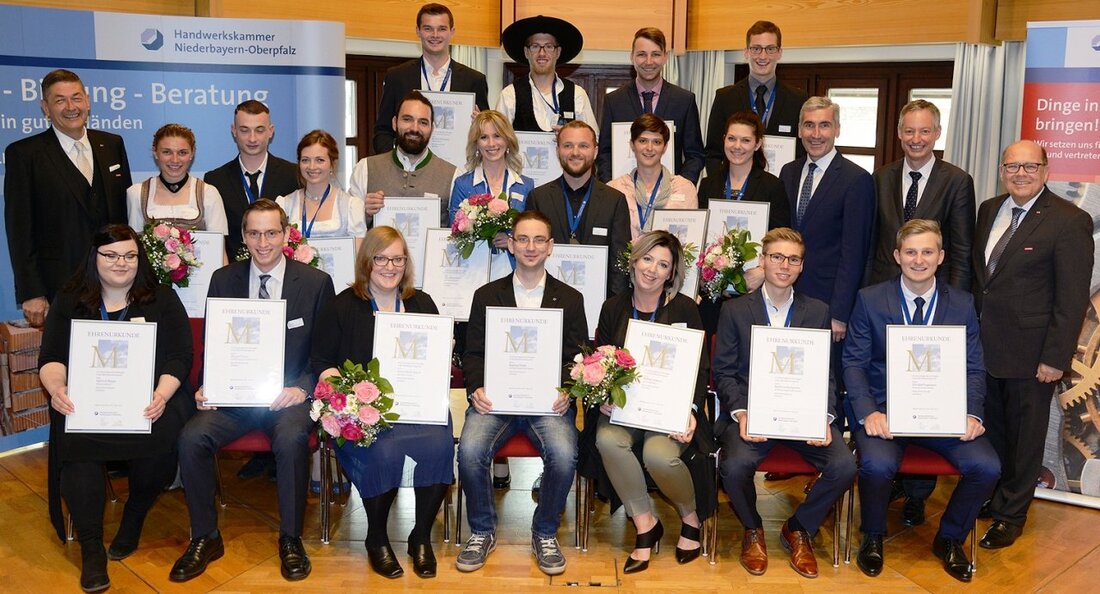 Straubing/Neustadt/WN. Für ihre Spitzenleistungen in der Meisterprüfung ehrte die Handwerkskammer Niederbayern-Oberpfalz 19 junge Handwerksmeister des Jahrgangs 2016/2017 im Sparkassensaal in Straubing mit einer Ehrenurkunde samt Medaille. Die Meisterfeier galt aber [&hellip;]