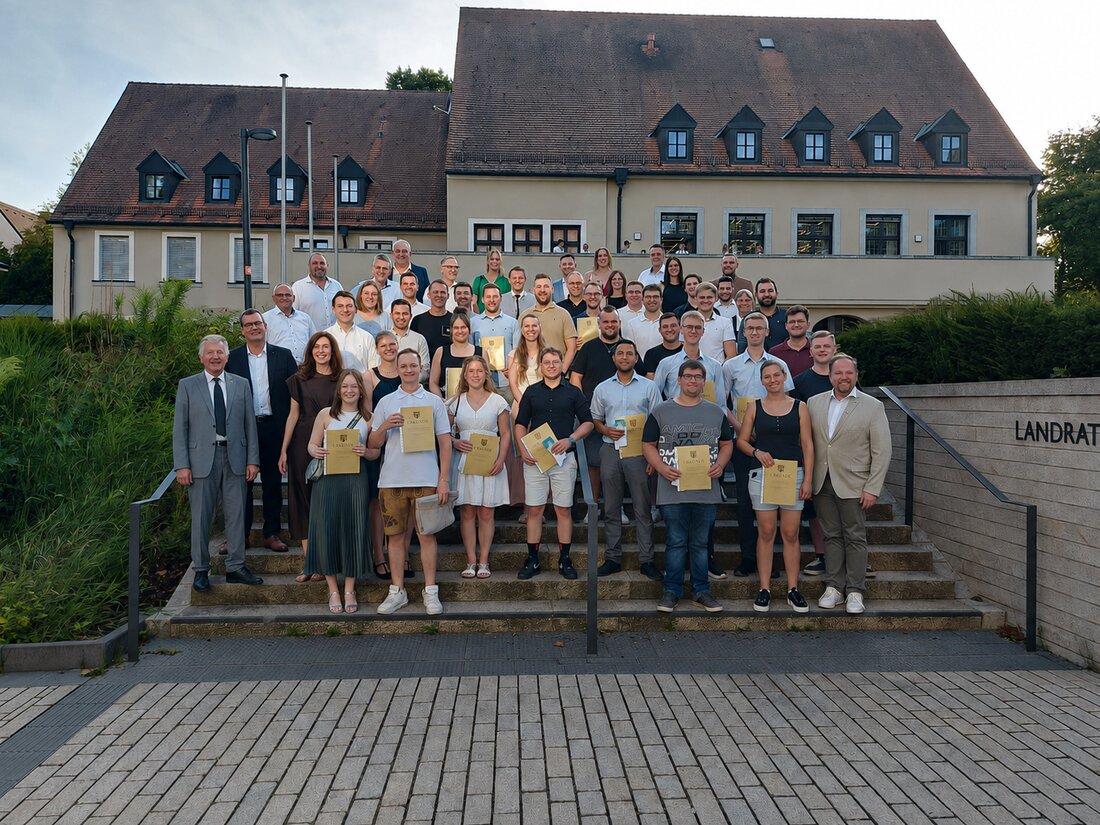 Tirschenreuth. Im Großen Saal des Landratsamtes herrschte vergangene Woche Aufbruchsstimmung, als 40 Weiterbildungsabsolventinnen und -absolventen aus Handwerk und Industrie feierlich geehrt wurden. Mit der traditionellen Meisterfeier setzt der Landkreis Tirschenreuth ein deutliches Zeichen für die berufliche Weiterbildung und gegen den Fachkräftemangel in der Region.
