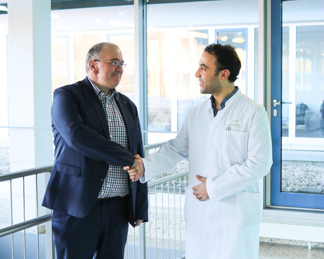 Marktredwitz. Mahmoud Melli ist seit November 2024 der neue Chefarzt der Klinik für Gefäßchirurgie am Klinikum Fichtelgebirge und bringt moderne Endovaskularchirurgie in die Region. Diese minimalinvasive Technik erweitert die Behandlungsmöglichkeiten erheblich und verbessert die Patientenversorgung.
