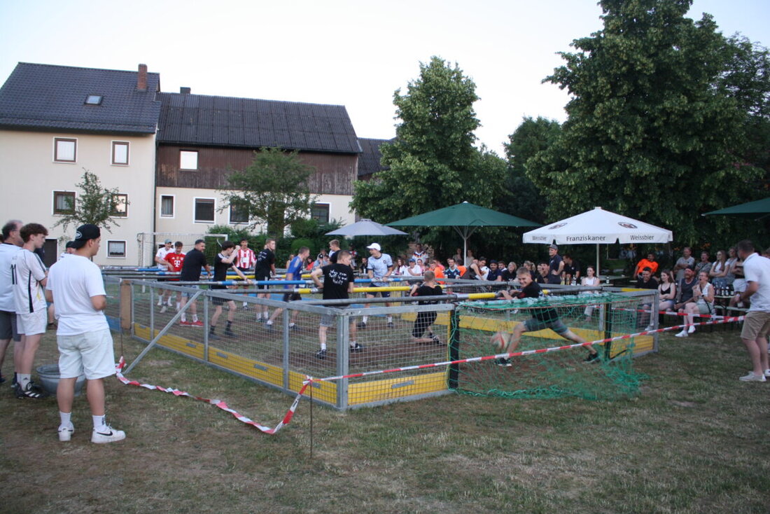 Burkhardsreuth. Beim Menschenkickerturnier der Landjugend traten 18 Teams fair und verletzungsfrei an und sorgten für Stimmung. Spin2win aus Eschenbach holte den Meisterpreis vor Westside Pichlberg.