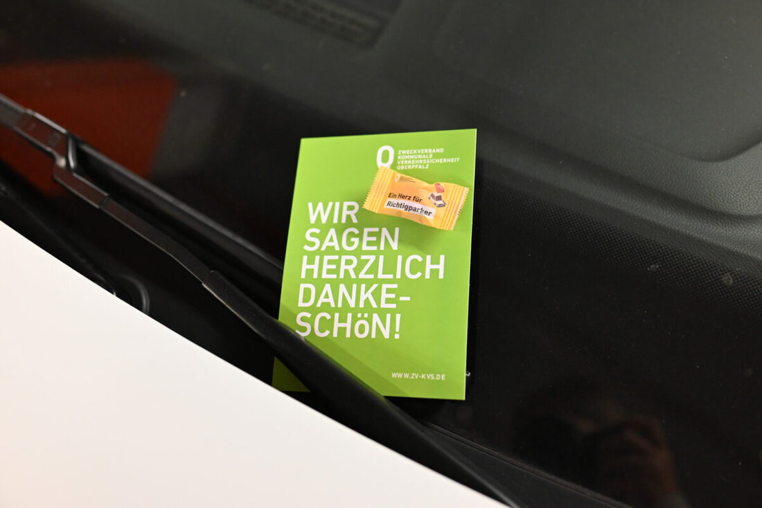 Amberg, Juni 2025. Zum Tag der Verkehrssicherheit verteilen Mitarbeiter des ZV KVS Oberpfalz Süßigkeiten an Autofahrer, die ihr Fahrzeug korrekt parken, in 80 Kommunen.