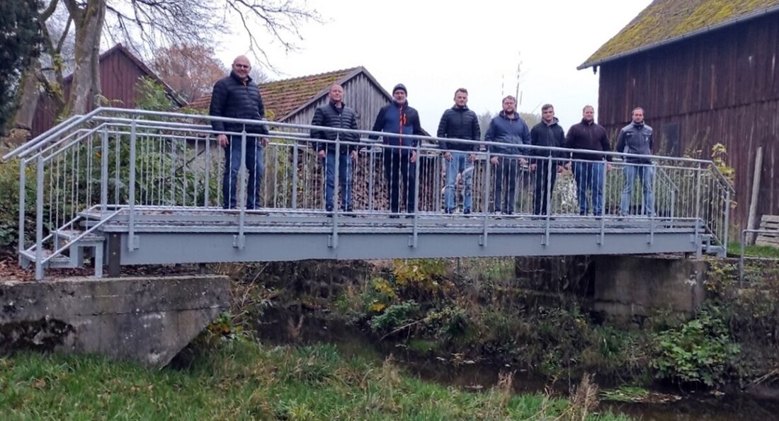 Schlammersdorf. Engagierte Bürger sanierten den Fußgängersteg in Menzlas in Eigenregie, der sich jetzt wieder wie neu präsentiert. Die Gemeinde übernahm die Materialkosten.
