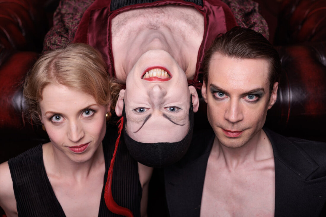 Amberg. Zur Saisoneröffnung zeigt das Stadttheater am 27. September 2025 um 19.30 die Theaterrevue Mephisto des Neuen Globe Theater Potsdam. Eine Werkeinführung beginnt um 18.45.