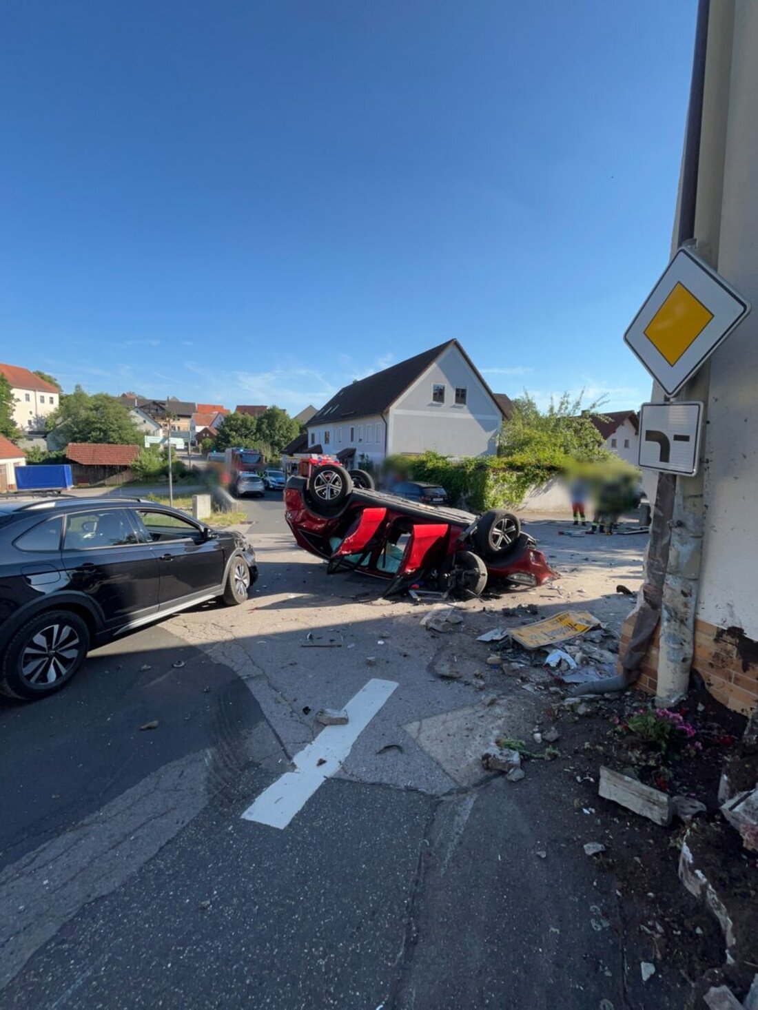 Sulzbach-Rosenberg. Die Polizei ermittelt nach mehreren Vorfällen: Ein Autofahrer fuhr einen Mann an, ein Unfall richtete 85.000 Euro Schaden an, zudem wurde Weltkriegsmunition gesprengt und ein Nachbar fotografierte eine Reanimation.