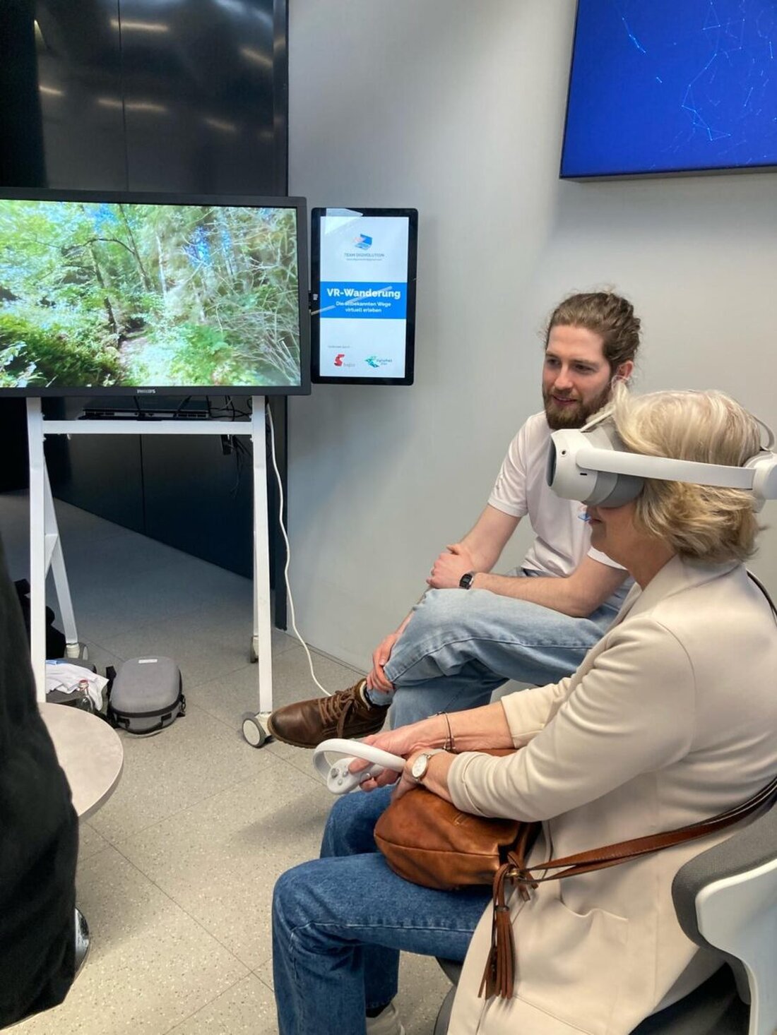 Weiherhammer. Die Bürger- und Pflegemesse "Virtuelle Heimat", organisiert von der LUCE Stiftung, zog am 15. März 2025 rund 170 Besucher an und bot Einblicke in digitale Sorge- und Pflegetechnologien. Es war die dritte Veranstaltung dieser Art seit 2019, die zur digitalen Teilhabe älterer Menschen und zum fachlichen Austausch anregte.