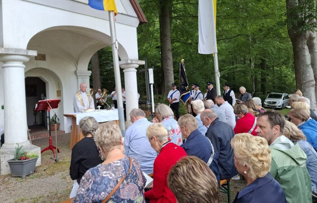 Eslarn. An der Waldkapelle am Goldberg kamen viele Gläubige und ehemalige Eisendorfer zur traditionellen Messe zusammen, die an Heimat, Glauben und Versöhnung erinnert. Monsignore Gerhard Hettler zelebrierte.