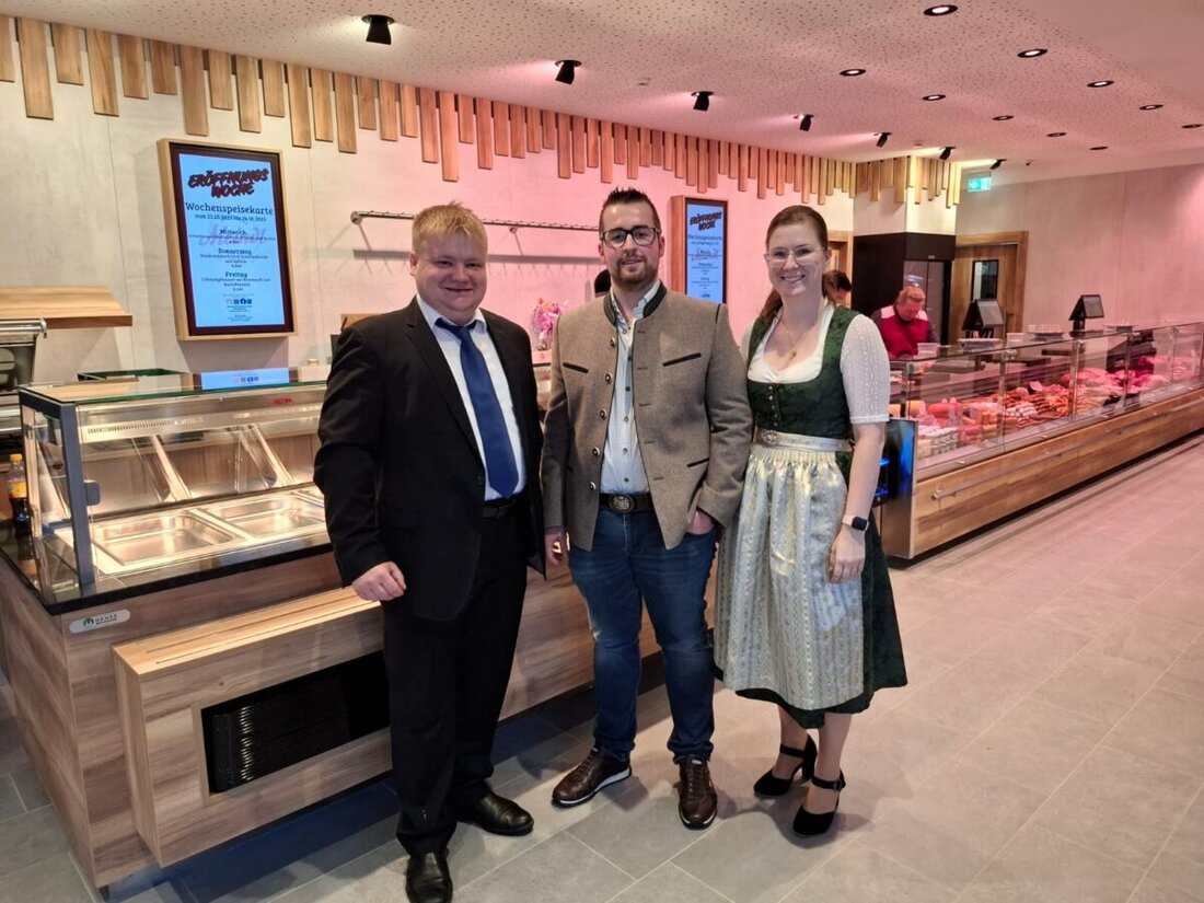 Regensburg. Metzgermeister Martin Zellner vom Burglengenfelder Familienbetrieb Meindl eröffnet im Marina Quartier eine neue Filiale mit Imbiss und Café. Bürgermeister Thomas Gesche gratuliert.