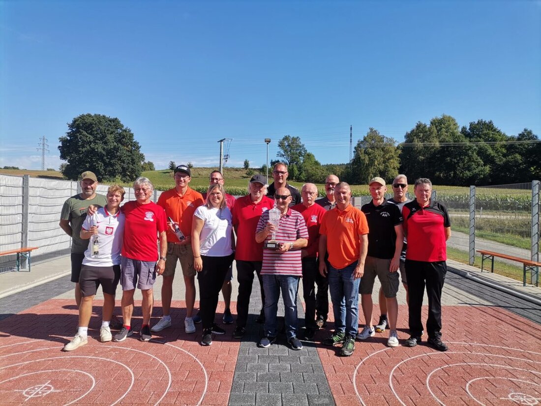 Pirk. Bei der 3. Dorfmeisterschaft im Stockschießen am 20. September siegte Team Mia san Mia I vor der Bundeswehr und der Tennisabteilung. Der Bürgermeister lobte das starke Gemeinschaftsgefühl.