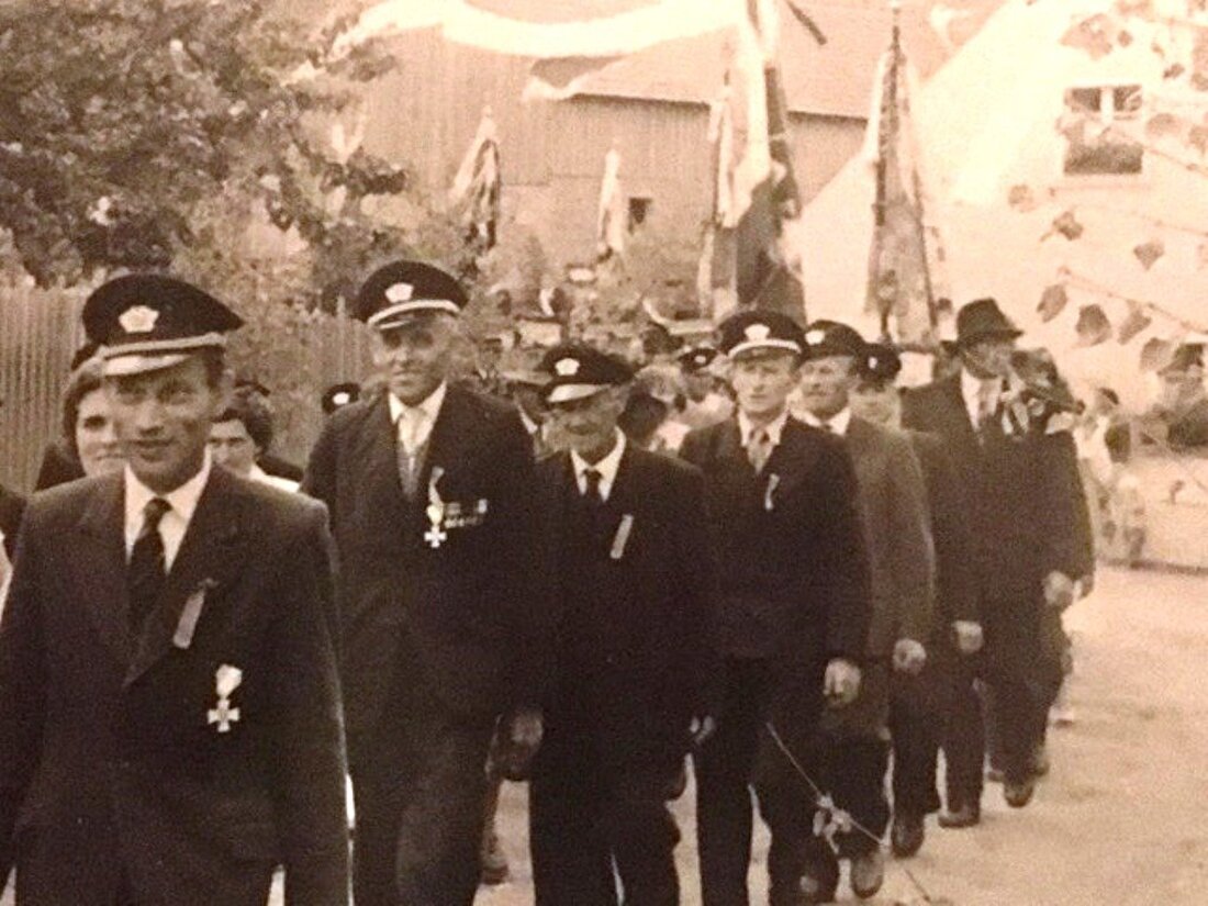 Döllnitz. Die Geschichten um die Kirchglocken in Döllnitz haben lange Tradition. Vor allem ein Name wird den Döllnitzern in diesem Zusammenhang ein Begriff bleiben.  Von Sieglinde Schärtl  Seit einem halben [&hellip;]