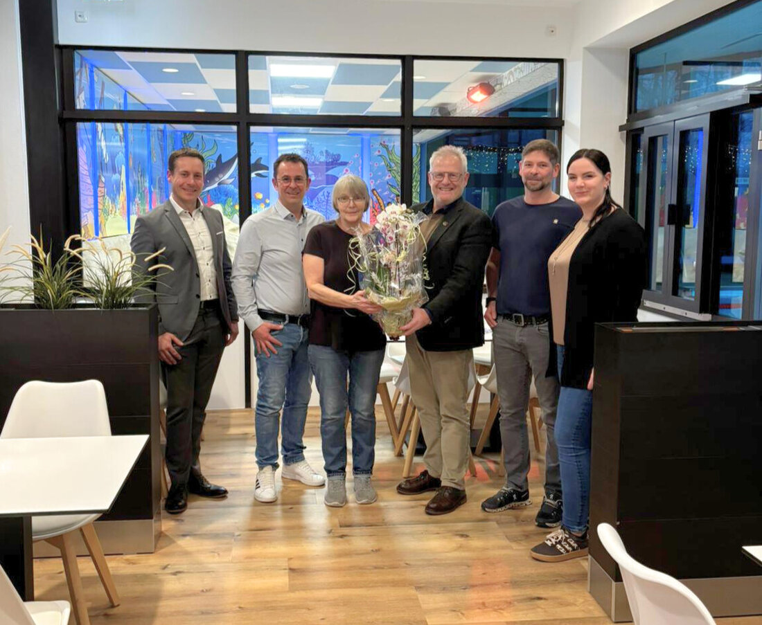 Schwandorf-Dachelhofen. Michael Schmid übernimmt das Hallenbadcafé und setzt auf Bistro-Klassiker wie Currywurst, Pommes und Schnitzel. Geöffnet ist montags bis donnerstags von 16 bis 22 Uhr, sonntags von zehn bis 14 Uhr.