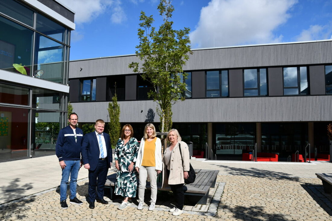 Burglengenfeld. Michaela Joppien wurde zur neuen zweiten Konrektorin an der Hans-Scholl-Grundschule ernannt. Die Schule freut sich über den erfolgreich fertiggestellten Grundschulerweiterungsbau und begrüßt 612 Schülerinnen und Schüler in 25 Klassen.