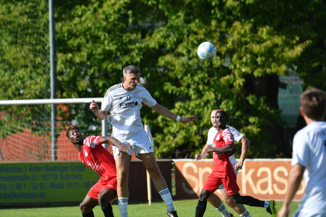 Nordoberpfalz. Teilweise überraschende Ergebnisse lieferte die Bezirksliga Nord am Wochenende. Davon unbeeindruckt liefert Spitzenreiter FC Raindorf weiter konstante Ergebnisse und festigt die Tabellenführung. Im Tabellenkeller bleibt es eng und spannend, einzig die SpVgg Schirmitz steht mit nur einem Punkt abgeschlagen am Tabellenende.