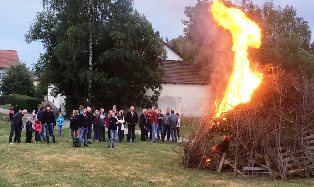 Michldorf. Wenn die Jugendfeuerwehr ein Johannisfeuer schürt, dann richtig: Neben dem Feuerwehrgerätehaus entzündeten die Michldorfer das Feuer kurz vor Einbruch der Dunkelheit.  Von Sieglinde Schärtl  Nicht nur die Jugendfeuerwehr half [&hellip;]
