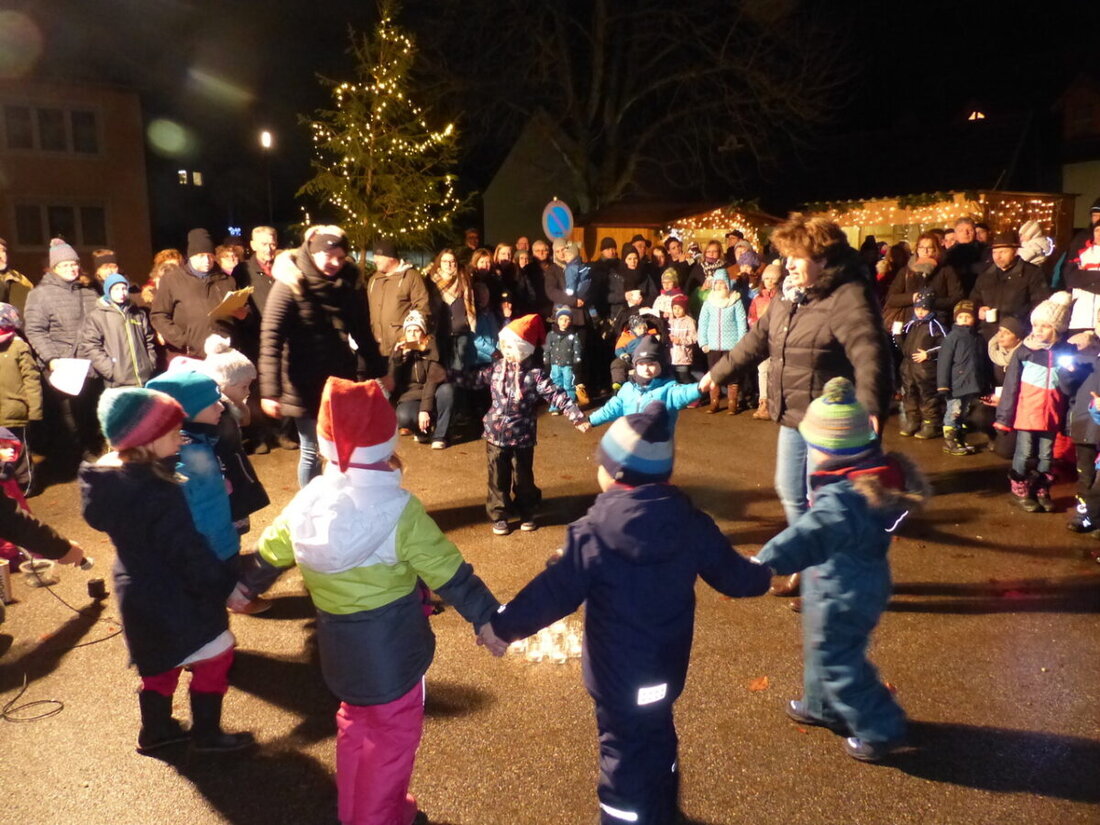 Michldorf. Die "Michldorfer Dorfweihnacht" unterstützt mit Erlösen Brustkrebspatientinnen, unter anderem über die Organisation "mamazone". Die Veranstaltung bietet Weihnachtsstimmung, mit Erlösen, die 2023 an die Brustkrebsforschung fließen.