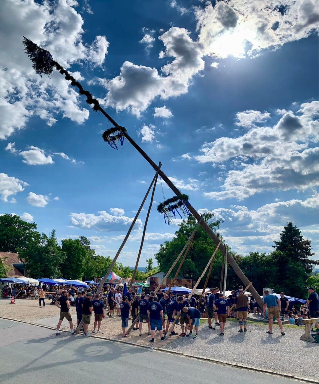 Schwarzenfeld. Die Miesbergkirwa am 14. und 15. Juni 2025 verspricht mit Tradition, Musik, und kulinarischen Genüssen ein festliches Wochenende. Höhepunkte sind das feierliche Aufstellen des Kirwabaums und ein buntes Programm mit Festzug, traditionellem Tanz und Pontifikalamt.