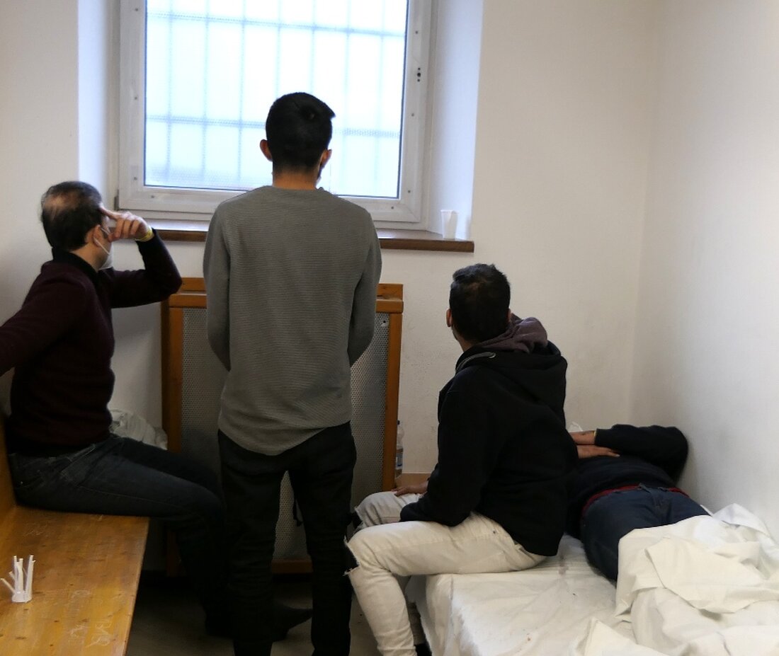 Waidhaus. Schleuserorganisationen haben Migranten bei Minusgraden bei Pleystein sich selbst überlassen. Die Bundespolizei ermittelt.  Kräfte der Bundes- und Grenzpolizei Waidhaus haben im Bereich der Autobahn A6 bei Lohma und in [&hellip;]