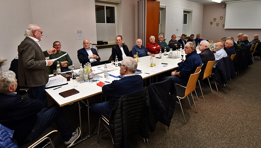 Weiden. Nach 17 Jahren an der Spitze des KFZ-Fachvereins übergab Josef Schärtl den Vorsitz, die Mitglieder wählten Mike Robak. Die Versammlung stand im Zeichen von Abschied, Neuwahlen und deutlichen Worten zur Lage des Handwerks.