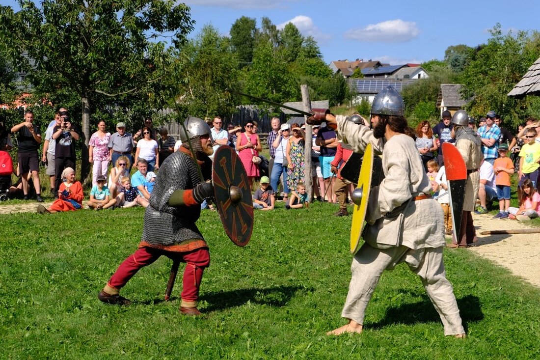 Bärnau. Trotz durchwachsenem Wetter am Wochenende fanden sich zahlreiche Besucher im Geschichtspark Bärnau-Tachov ein, um den Geschehnissen von Krieg und Frieden im Mittelalter auf die Spur zu gehen. Das Programm [&hellip;]