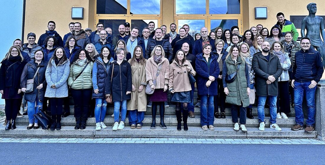 Neustadt/WN. Lobkowitzer kommen am Bildungshügel wieder zusammen: Ein Vierteljahrhundert nach dem Abschluss kehrten die ehemaligen Schülerinnen und Schüler des Jahrgangs 2000 der Lobkowitz-Realschule an ihre alte Schule zurück. 