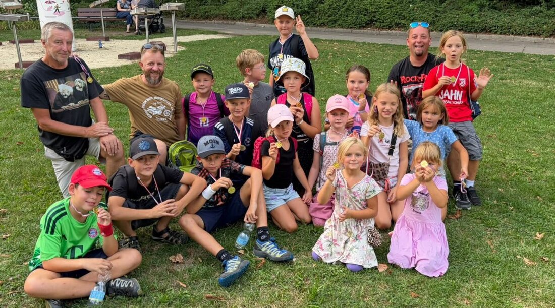 Poppenricht. Im Ferienprogramm sorgte die SPD Poppenricht/Traßlberg mit einem Minigolf-Nachmittag in Amberg für strahlende Gesichter: 17 Kinder reisten gemeinsam an, erspielten sich Medaillen, genossen Eis und viel Teamgeist.