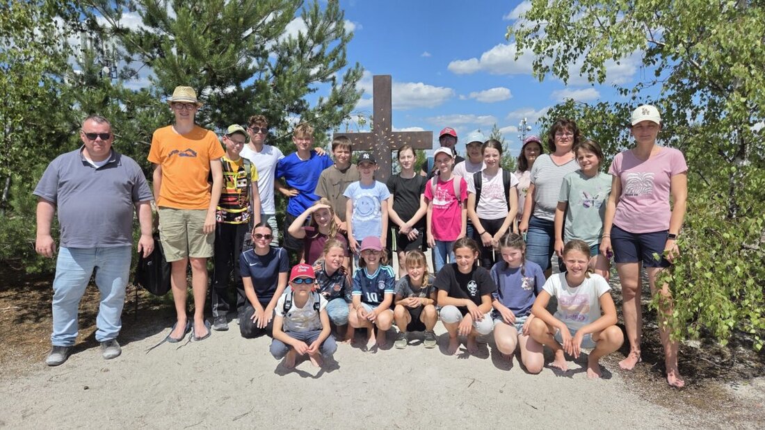 Hirschau. Mit Pfarrer Dr. Dr. Matthias Nowotny erlebten die Ministranten der Pfarreiengemeinschaft einen Ausflug zum Monte Kaolino nach Hirschau mit Kletterwald und Bergbahnfahrt zum Gipfelkreuz.