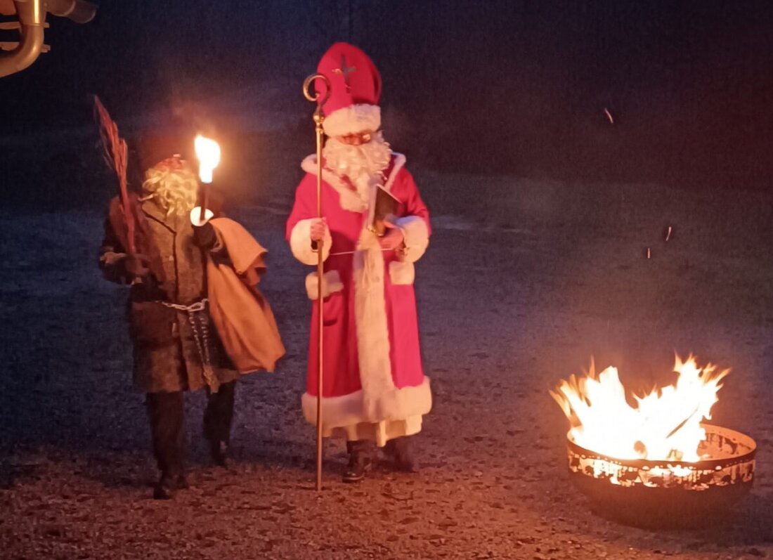 Immenreuth. In der Ahornberger Flötz feierten Ministrantinnen und Ministranten am 14. Dezember Waldweihnacht mit Nikolaus und Knecht Ruprecht. Es gab Rückblick und Ausblick mit Fahrt nach Regensburg.
