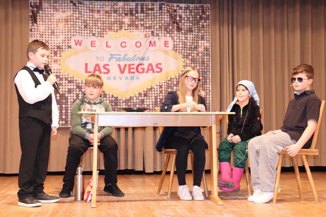 Grafenwöhr. Ministranten sorgten mit einem "Bunten Abend" unter dem Motto "Eine Nacht in Las Vegas" für Begeisterung beim Publikum. Eigens kreierte Sketche und eine Tombola zogen das Interesse von Publikum, darunter lokaler Geistlichkeit und Politik, stark an.