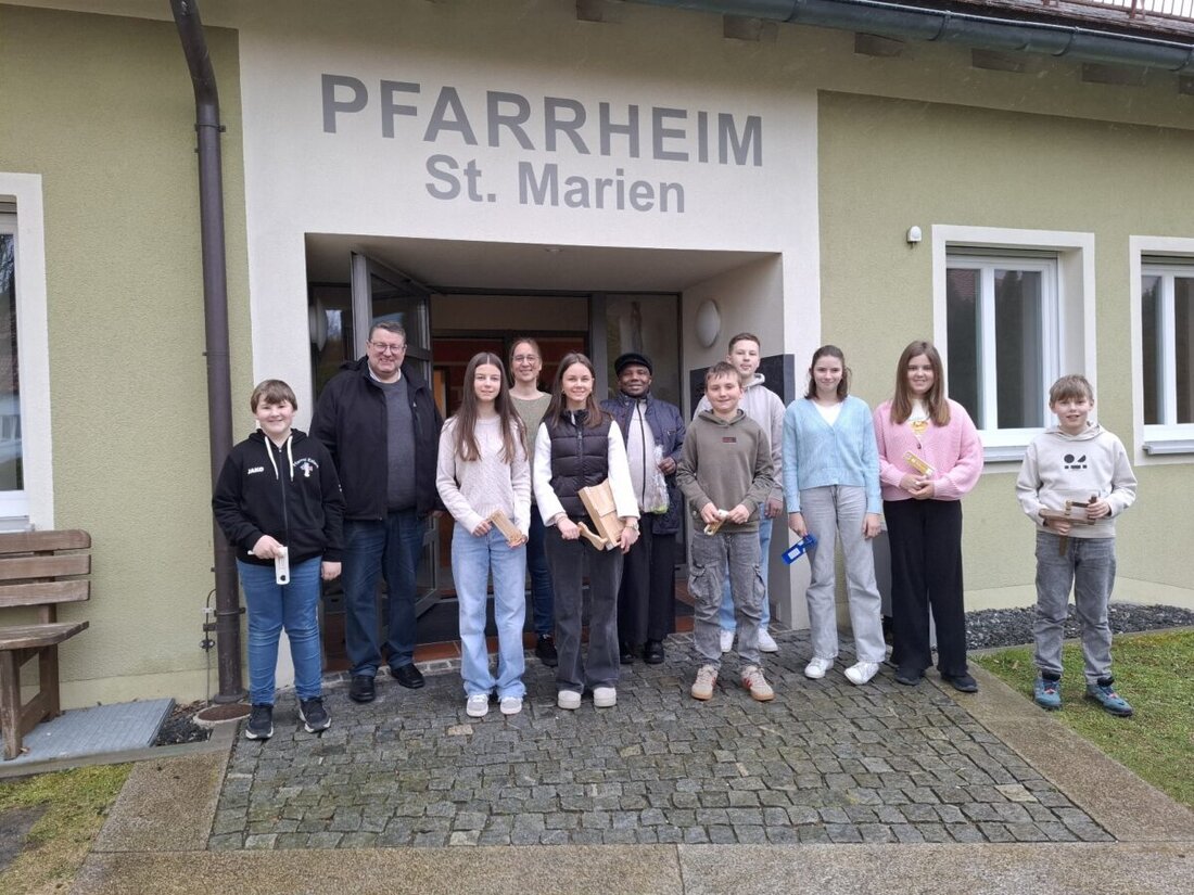 Eslarn. In der Karwoche pflegen Ministrantinnen und Ministranten den Ratschen-Brauch und erinnern an Tod, Grabesruhe und Auferstehung. Sie ziehen durchs Ortsgebiet und kündigen die Gottesdienste an.