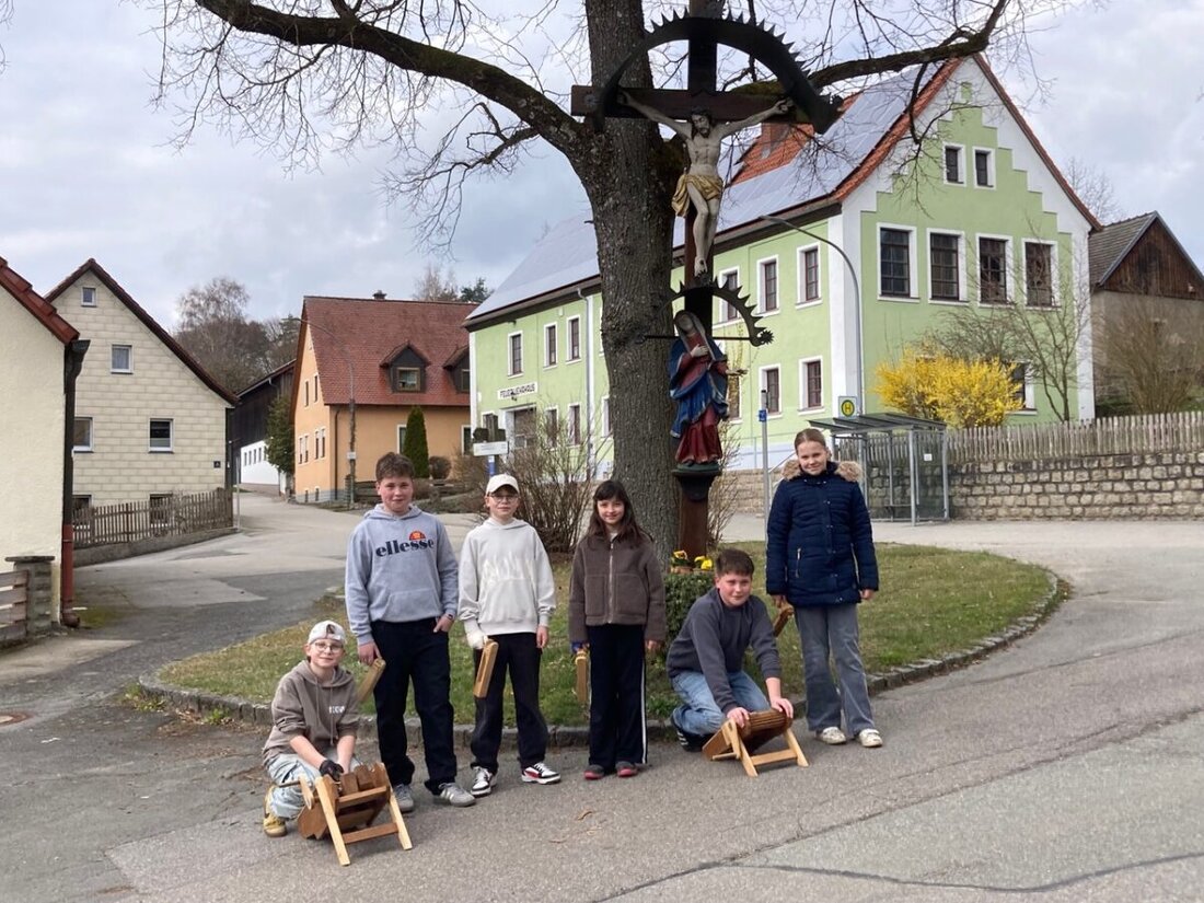 Döllnitz. Sechs Ministranten zogen an Karfreitag und Karsamstag durchs Dorf, ratschten je 13 Mal und riefen dreimal täglich zum Gebet.
