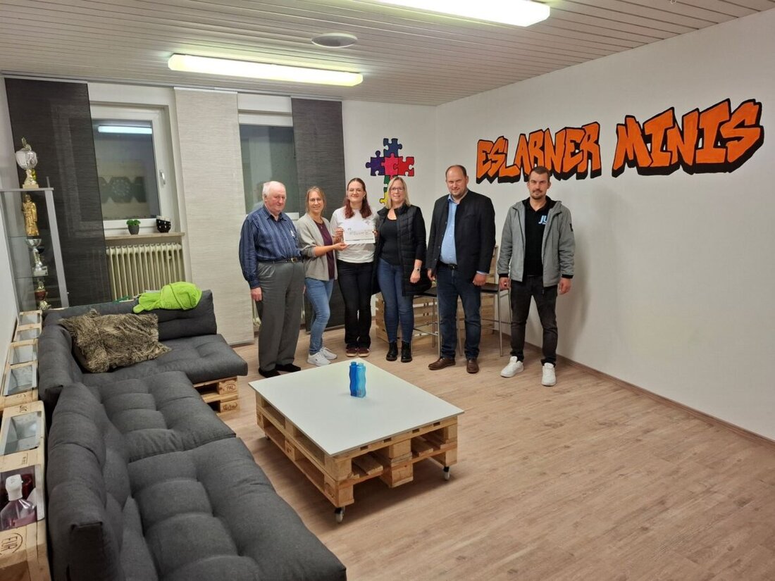 Eslarn. Die Ministranten erhielten einen eigenen Gruppenraum nach Umgestaltung eines Kellerraums, finanziert mit 650 Euro aus ihrer Kasse. Zusätzlich unterstützte eine CSU-JU-Abordnung mit 200 Euro für Anschaffungen.