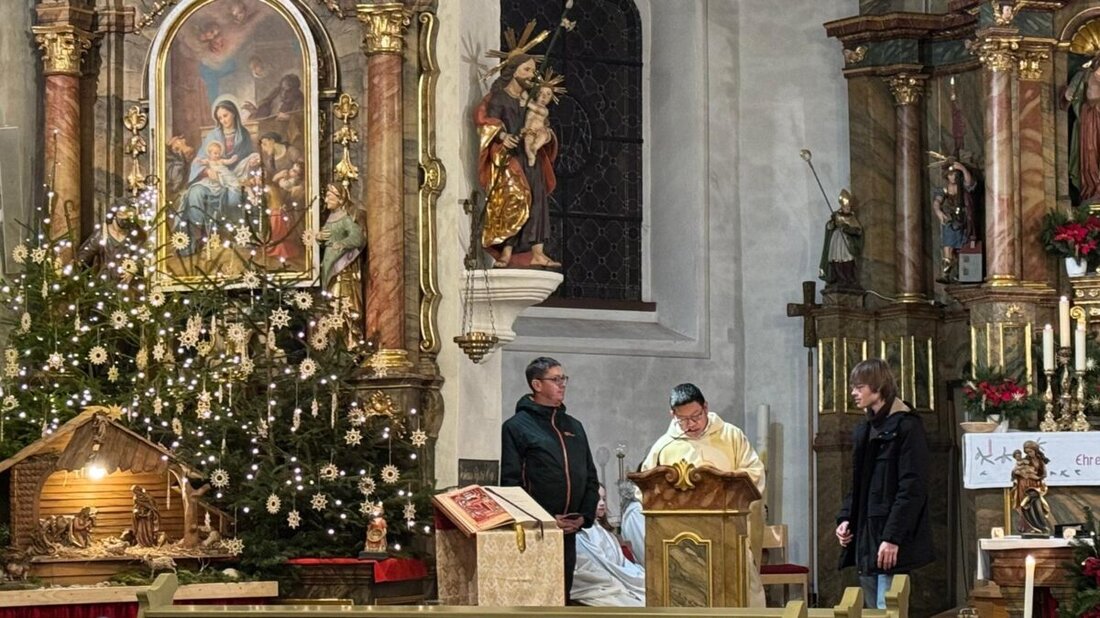 Thurndorf. Nach mehr als zehn Jahren beendet Joel Löckler seinen Dienst als Ministrant. Beim Vorabendgottesdienst erhält er eine Urkunde von Erzbischof Herwig Gössel und Dank für sein vorbildliches Wirken.