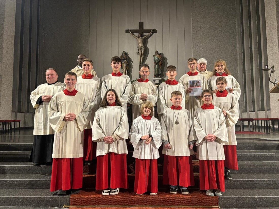 Weiden. Die Pfarreiengemeinschaft St. Elisabeth/Maria Waldrast hat beim Vorabendgottesdienst zum Christkönigsfest neue Ministranten begrüßt und langjährige Oberministranten verabschiedet. Die Jugendschola begleitete.