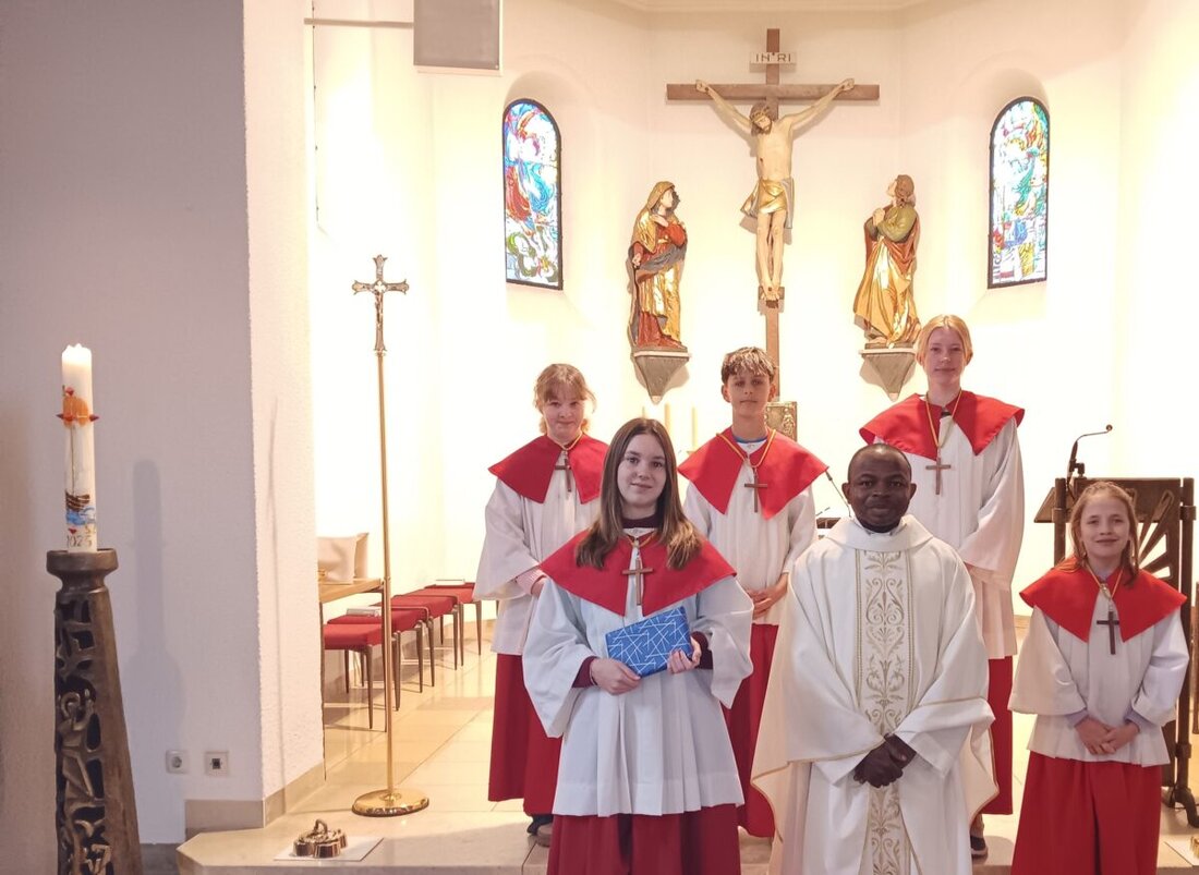 Steinmühle. Am Christkönigs-Sonntag wurde Ministrantin Alina Abele verabschiedet. Pfarrvikar Luke Eze überreichte im Namen von Stadtpfarrer Oliver P. Pollinger ein Geschenk; in der Expositur dienen derzeit 16 Ministranten.