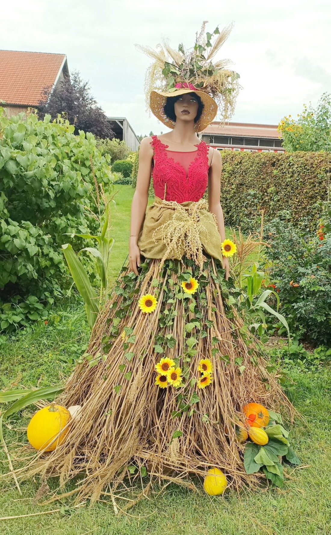 Haselbrunn. Jungbäuerin Iris Wiesend inszeniert im Bauerngarten ihrer Familie die „Miss Haselbrunn“ mit Herbstgaben und lädt zum Staunen und Verweilen ein, Kürbisse sind erhältlich.