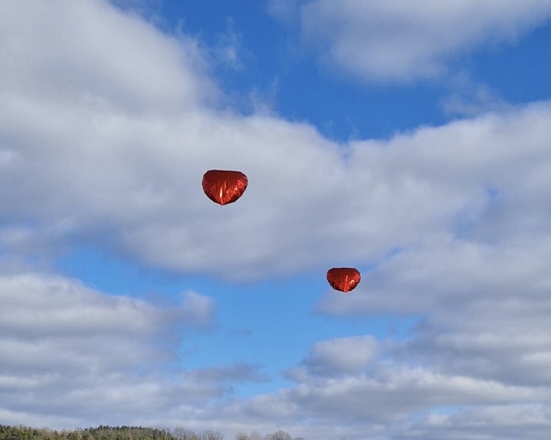 Pressath. Am Valentinstag zeigte sich Pressath von seiner herzlichen Seite: 16 rote Herzluftballons stiegen über dem Stadtgebiet auf – jeweils einer vor dem Zuhause der Kandidatinnen und Kandidaten der Pressather SPD.